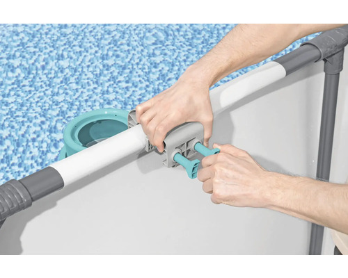 Montage van een zwembadskimmer op het zwembad