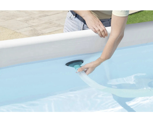 Persoon sluit zwembadreiniger aan op zwembad