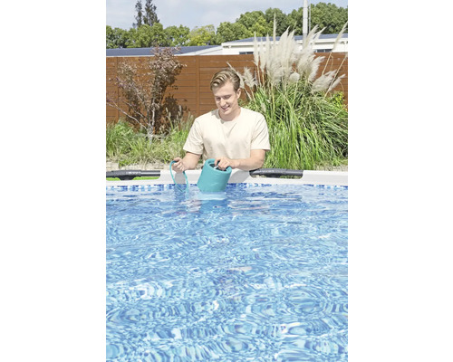 Man giet reinigingsvloeistof in een zwembad