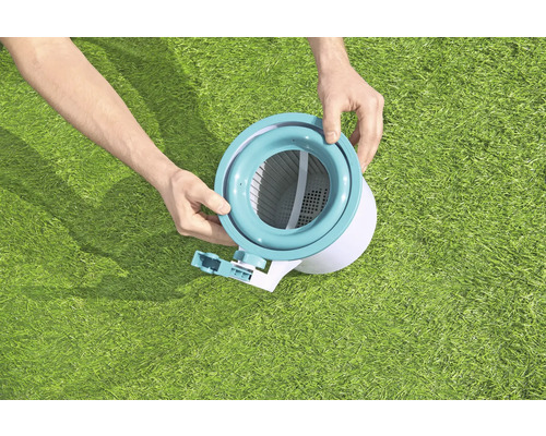 Zwembadskimmer in het gras