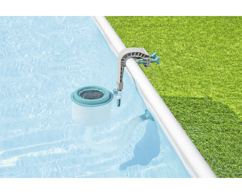 Oppervlakte skimmer aan de rand van het zwembad