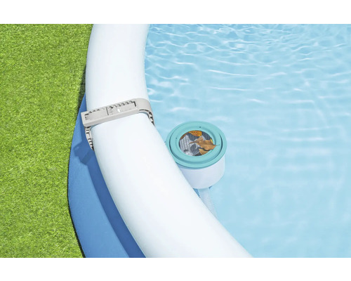 Close-up van een zwembad met oppervlakteskimmer voor het reinigen van zwembadwater