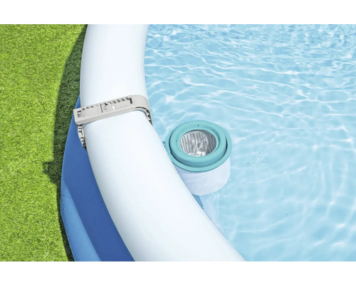 Close-up van een zwembad met filterpomp en slangklem in helder water.