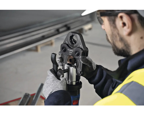 Een arbeider gebruikt een Bosch perstang.