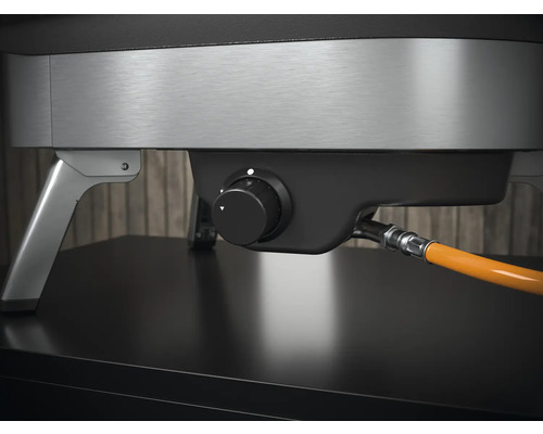 Detail van een gasbarbecue met regulator en gasslang