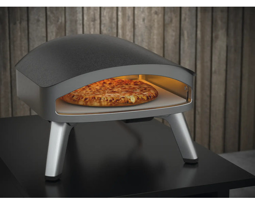 Pizzaoven met pizza binnenin op een tafel