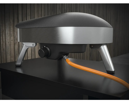 Pizzaoven met gasaansluiting op een tafel