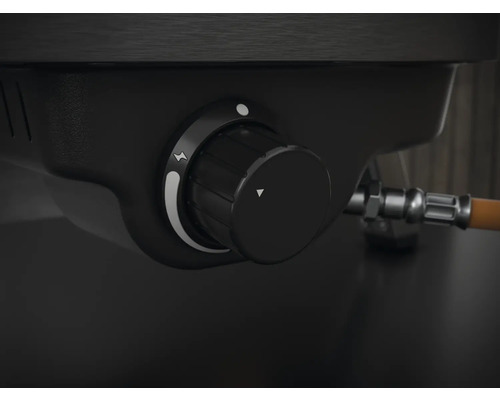 Detailopname van een gasbarbecue met draaiknop en gasaansluiting