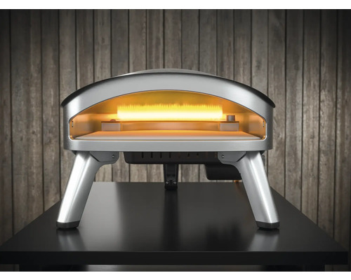 Zilverkleurige pizzaoven op een tafel met open ovenruimte