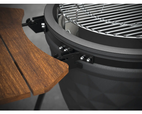 Detailopname van een Kamado barbecue met bijzettafel en grillrooster