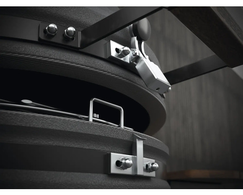 Detailopname van een zwarte keramische barbecue met metalen elementen