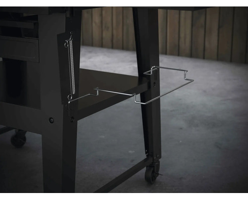 Detailaanzicht van een barbecue trolley met houder voor barbecue gereedschap en ketting om op te hangen