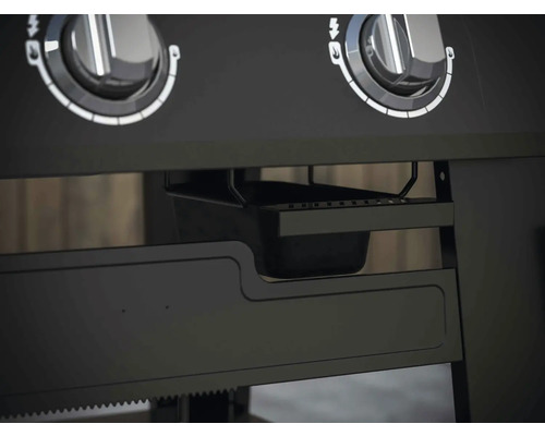 Detailweergave van een barbecue met draaiknoppen en opvangbak