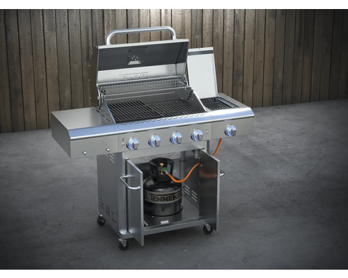 Roestvrijstalen gasbarbecue met open deksel en gasfles in de onderkast