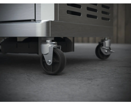 Gedetailleerde opname van een metalen kast met wielen