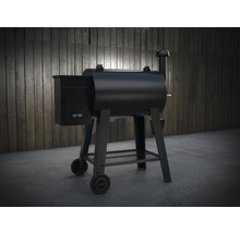 Zwarte pelletgrill met rooktoren