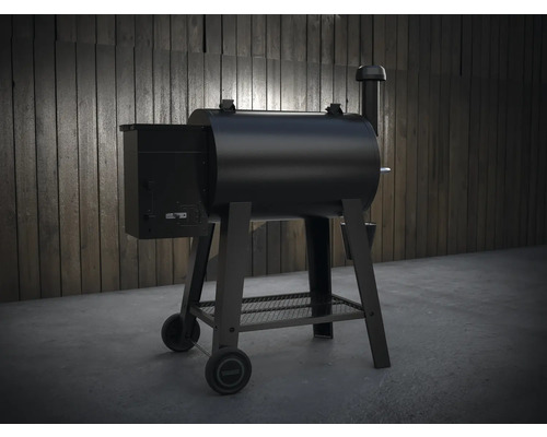 Zwarte pelletgrill met rooktoren