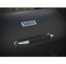 Close-up van een Tenneker barbecue met handgreep en bedrijfslogo