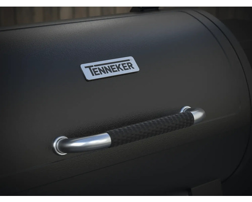 Close-up van een Tenneker barbecue met handgreep en bedrijfslogo