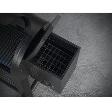 Close-up van een pelletgrill met uitgetrokken aslade