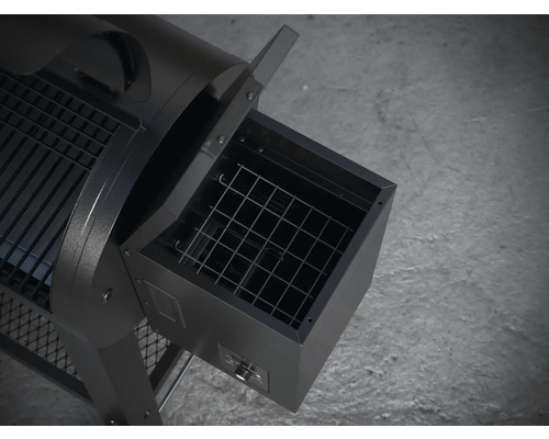 Close-up van een pelletgrill met uitgetrokken aslade