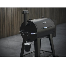 Zwarte pelletgrill met uitlaatpijp, handgreep, haken en emmer