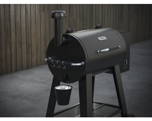 Zwarte pelletgrill met uitlaatpijp, handgreep, haken en emmer