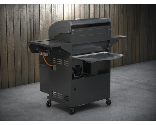 Gasbarbecue met opbergvakken en wielen tegen houten wand