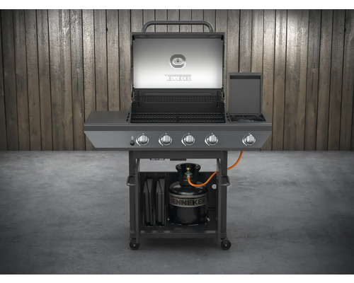 Gasbarbecue met open deksel en gasfles op de onderste plank