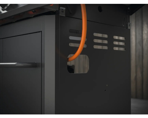 Detail van een gasbarbecue met deur en gasleiding