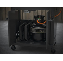 Gasbarbecue met geopende deur, gasfles en accessoirehouder