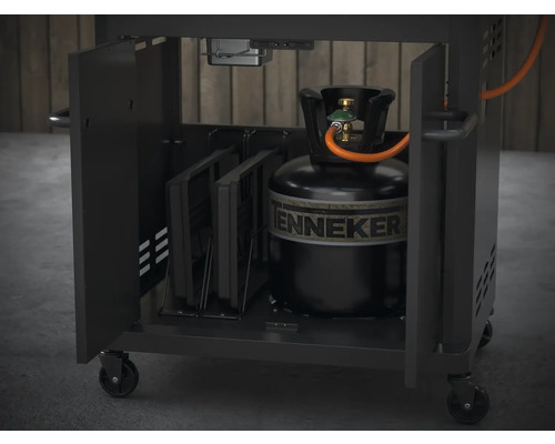 Gasbarbecue met geopende deur, gasfles en accessoirehouder