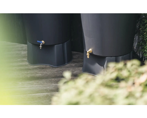 Twee regentonnen met kraan op een houten terras