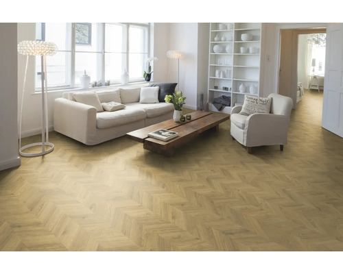 Woonkamer met visgraat parketvloer, bank en boekenkast