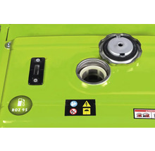 Detailweergave van de brandstoftank van een generator met tankdop, niveau-indicator en waarschuwingsetiketten