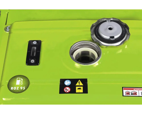 Detailweergave van de brandstoftank van een generator met tankdop, niveau-indicator en waarschuwingsetiketten