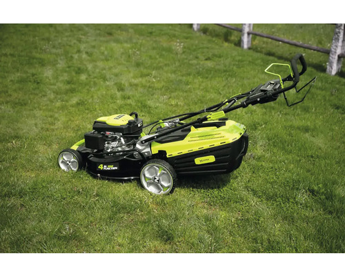 Benzine grasmaaier op een gazon