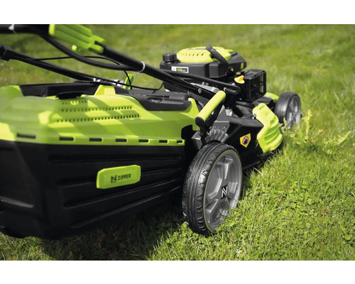 Zipper benzine grasmaaier op gazon