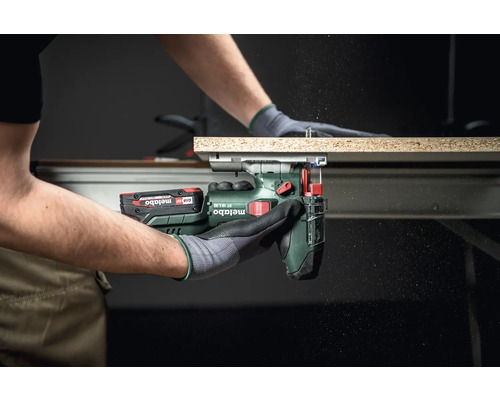 Metabo decoupeerzaag die een stuk hout zaagt