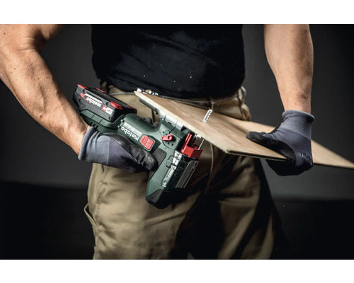 Ambachtsman zaagt een plank met een Metabo accuspreekzaag