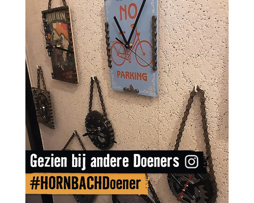 Decoratieve klokken gemaakt van fietsonderdelen aan een muur