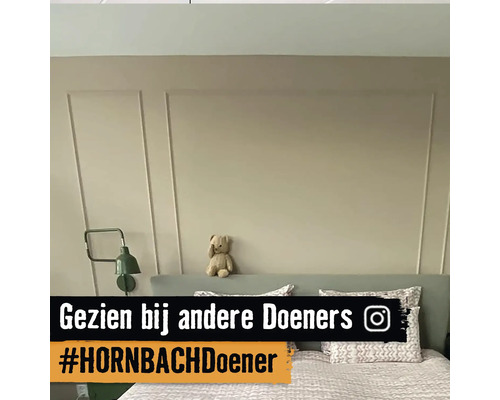 Slaapkamer met bed, nachtlamp en teddybeer