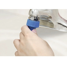 Een waterkraan wordt verbonden met een blauwe slangkoppeling.