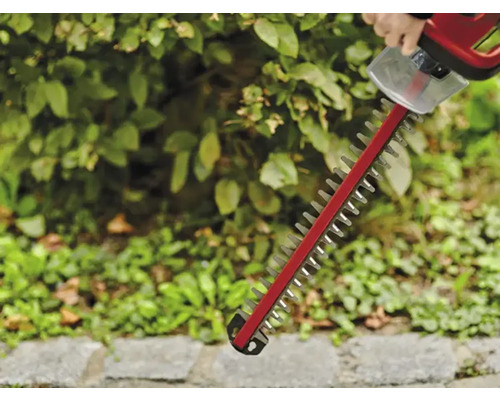 Heggenschaar in gebruik voor het snoeien van een heg