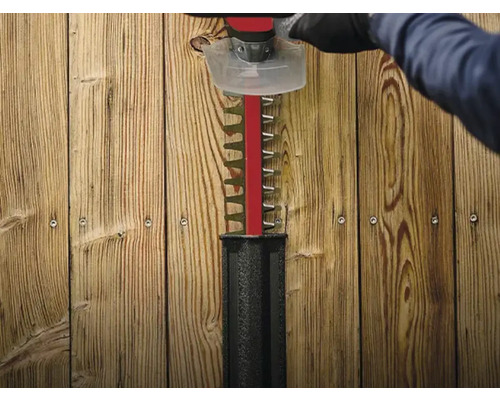 Heggenschaar in gebruik voor houten wand