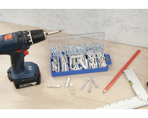 Accuboormachine, schroeven en pluggen assortiment op een werkoppervlak