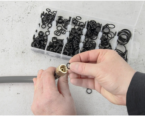 O-ring assortiment wordt op een slangaansluiting gemonteerd