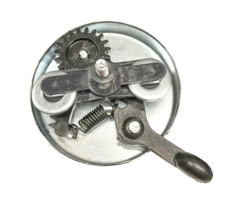 Binnenaanzicht van een blikopener met tandwiel, rol en hefboommechanisme