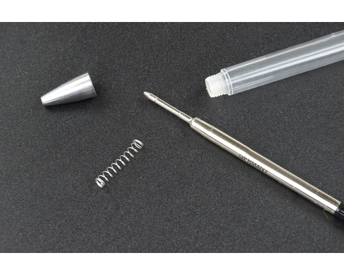 Onderdelen van een balpen: dop, omhulsel, veer en vulling