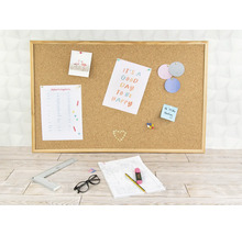 Prikbord met notities, foto''s en kantoorartikelen